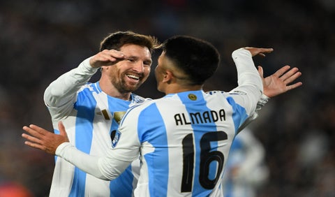 Messi y Thiago Almada