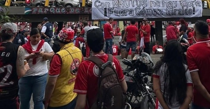 Protesta de hinchas de América contra la dirigencia
