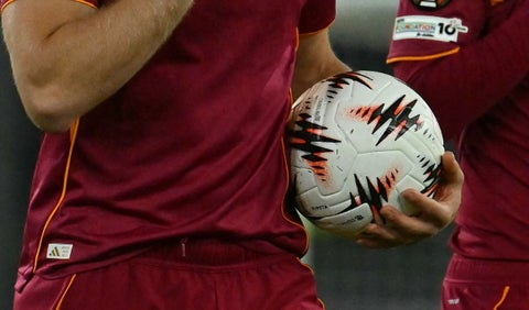 Balón de la Europa League 2025-26 fabricado por Decathlon