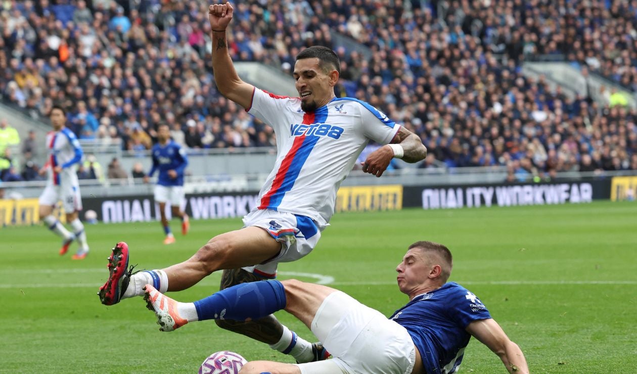 Daniel Muñoz recibió elogio contundente de una leyenda de Inglaterra