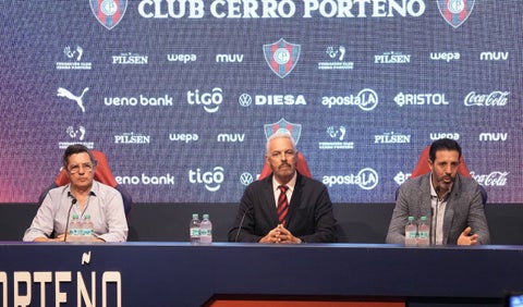 Jorge Bava en la presentación con Cerro Porteño
