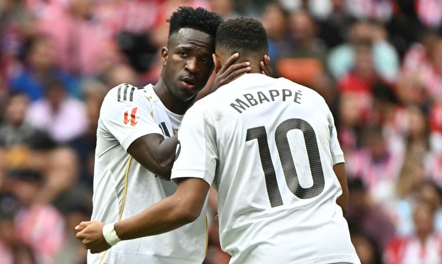 Kylian Mbappé junto a Vinicius Jr en el Real Madrid