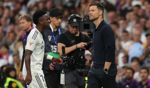 Xabi Alonso y Vinícius Júnior