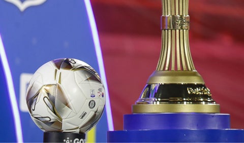 Balón y trofeo de la Liga Betplay