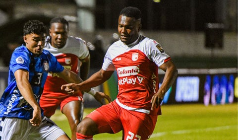 Elvis Perlaza, lateral derecho colombiano