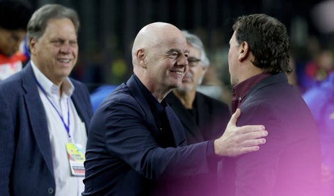 Gianni Infantino y Néstor Lorenzo