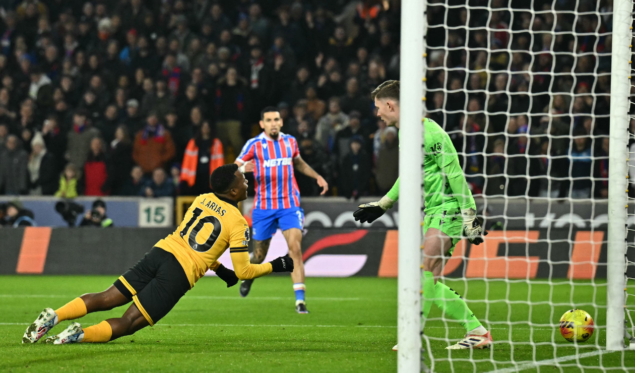 Se complica el futuro de Jhon Arias: Wolves no lo quiere dejar salir