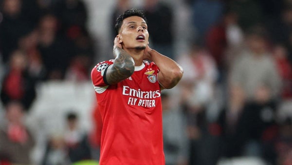 [Video] Richard Ríos se lesionó jugando en el Benfica; salió en camilla