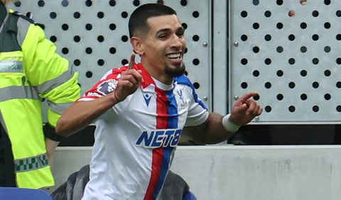 Daniel Muñoz celebra gol con Crystal Palace