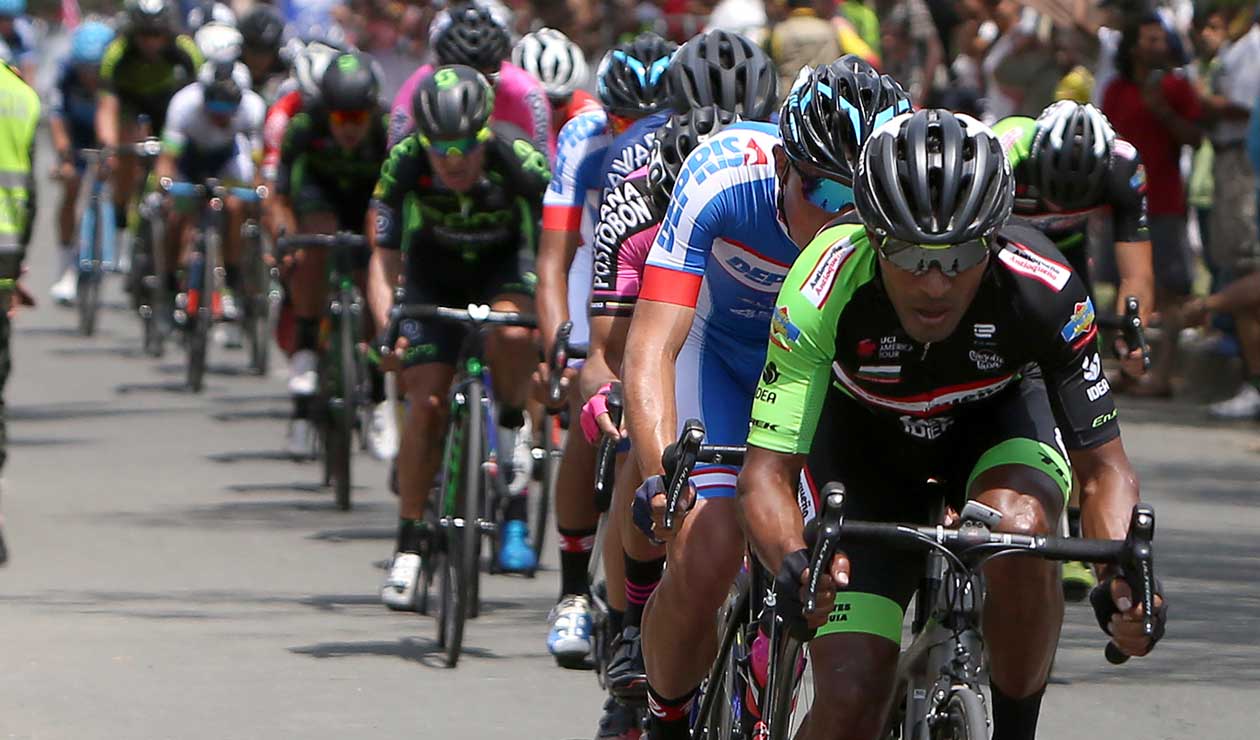 Los ciclistas del Clásico RCN dando sus primeros pedalazos en la edición 2018