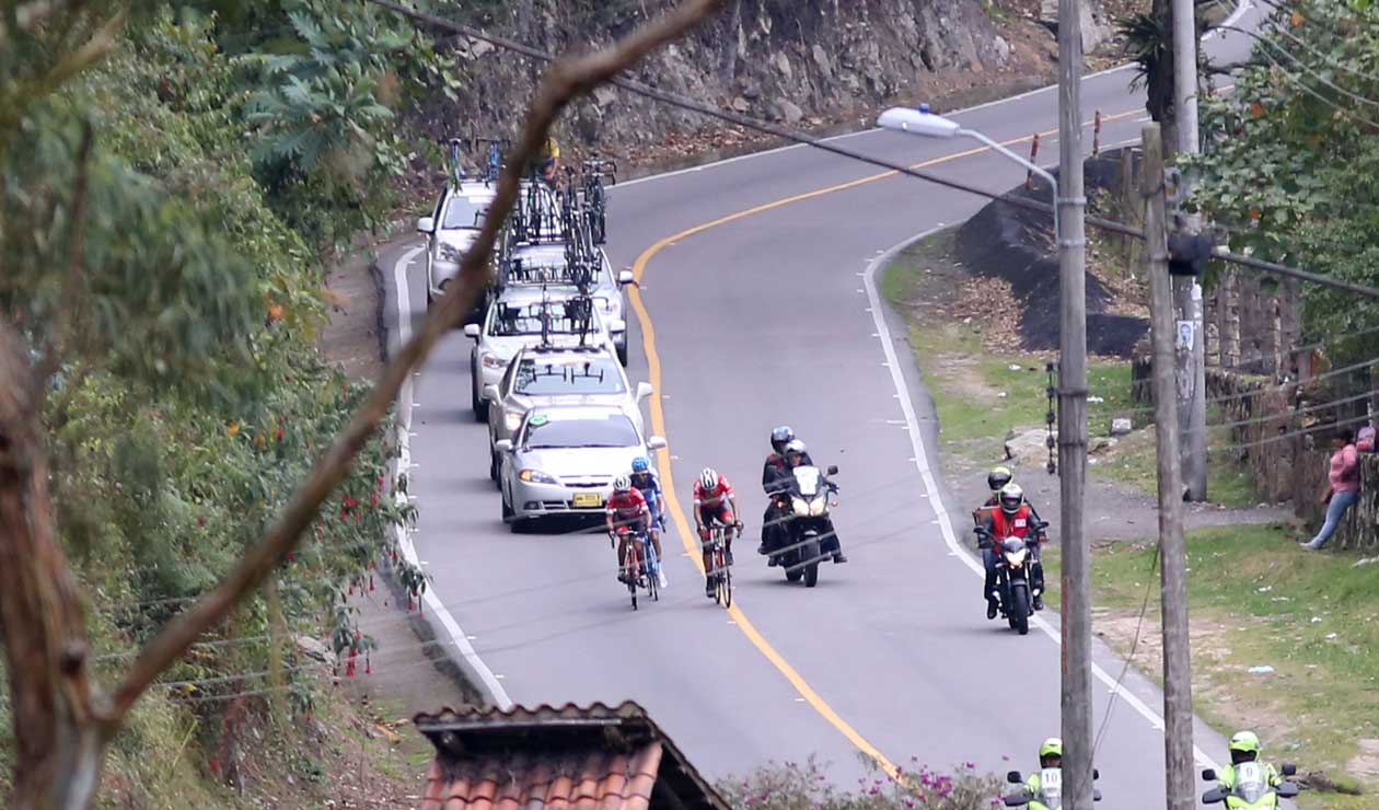 Los corredores fugados durante la cuarta etapa del Clásico RCN 2018