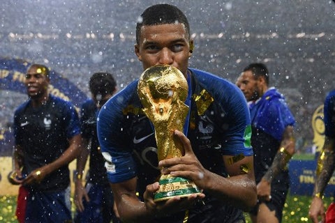 El delantero de Francia, Kylian Mbappe, besa el trofeo de la Copa del Mundo luego de ganar el último partido de fútbol de la Copa del Mundo Rusia 2018 entre Francia y Croacia en el Estadio Luzhniki en Moscú el 15 de julio de 2018.