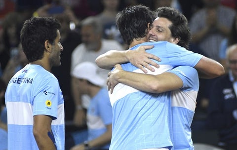 Selección Argentina celebrando victoria ante Colombia en Copa Davis