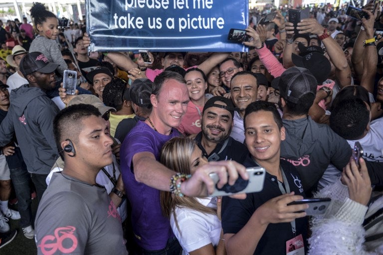 Chris Froome se toma fotos con sus fans en Guatapé, Colombia