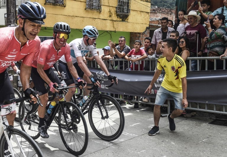 Chris Froome animado por un aficionado colombiano durante el 'Giro de Rigo'