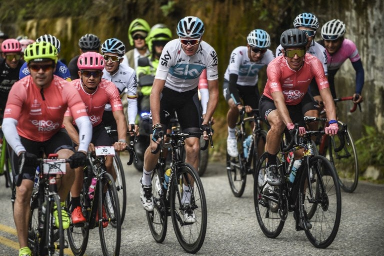 Chris Froome con el resto de competidores élite en el 'Giro de Rigo'