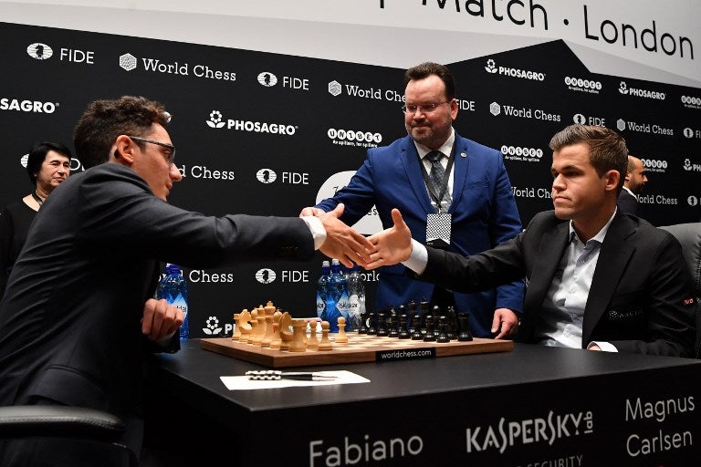 Carlsen, en una posición claramente favorable, ofreció el armisticio a un aspirante que no dudó en aceptarlas.