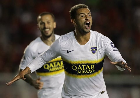 Edwin Cardona celebra el gol de la victoria de Boca ante Independiente