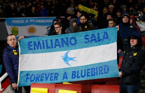 Homenaje a Emiliano Sala en el juego Arsenal vs Cardiff