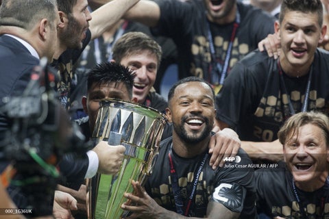 Dorlan Pabón celebrando el título de la Concachampions con la Premier League