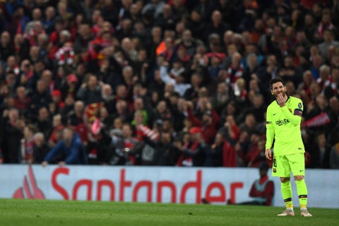 Leo Messi, asombrado en Anfield, estadio del Liverpool