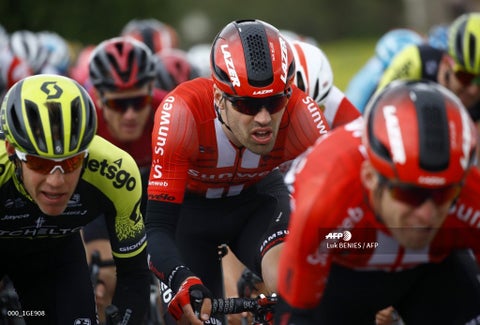 Tom Dumoulin se cayó y quedó fuera de la pelea por el título del Giro.