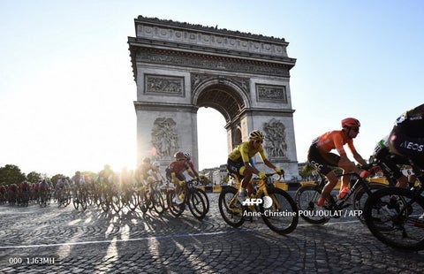 Egan Bernal en el paseo de la victoria por Los Campos Elíseos
