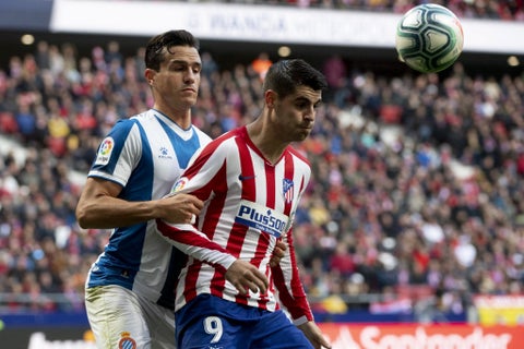 Bernardo Espinosa, defensor colombiano; y Álvaro Morata, delantero español