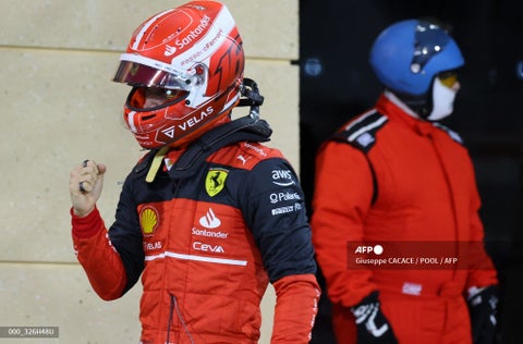 Leclerc tras ganar su primera pole de la temporada en Bahréin.