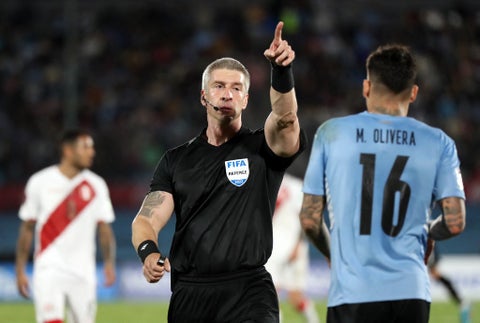 El árbitro brasileño Anderson Daronco en el Uruguay vs Perú