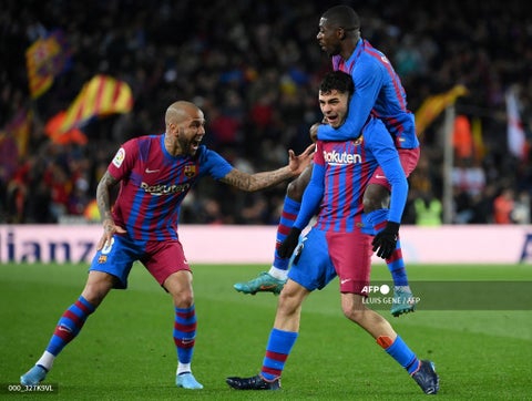 Pedri, Dani Alves y Dembéle festrejan el gol del triunfo del Barcelona ante Sevilla