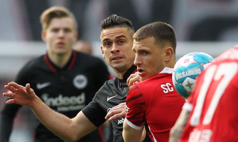 Santos Borré en un partido del Frankfurt por Bundesliga