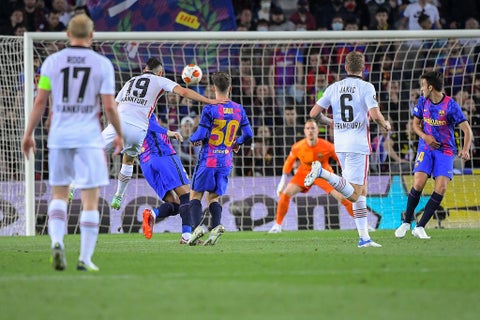 Gol de Rafael Santos Borré al Barcelona en la Europa League