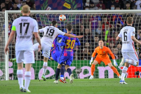 Rafael Santos Borré, Bundesliga, Frankfurt vs Barcelona