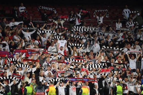 Hinchas del Eintracht Francfurt en el Camp Nou de Barcelona