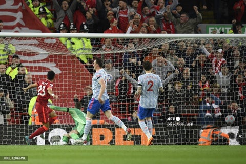 Defensores del Manchester Unted en la derrota ante Liverpool.