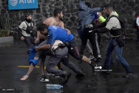 Enfrentamientos entre hinchas de Cruz Azul y la policía mexicana.