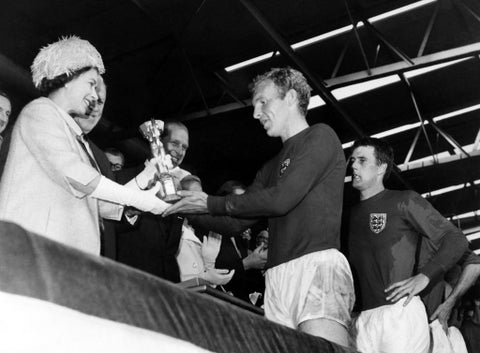 Reina Isabel II y Bobby Moore