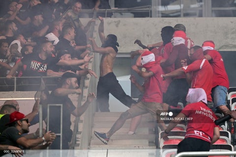 La pelea de los hinchas del Niza y el Colonia