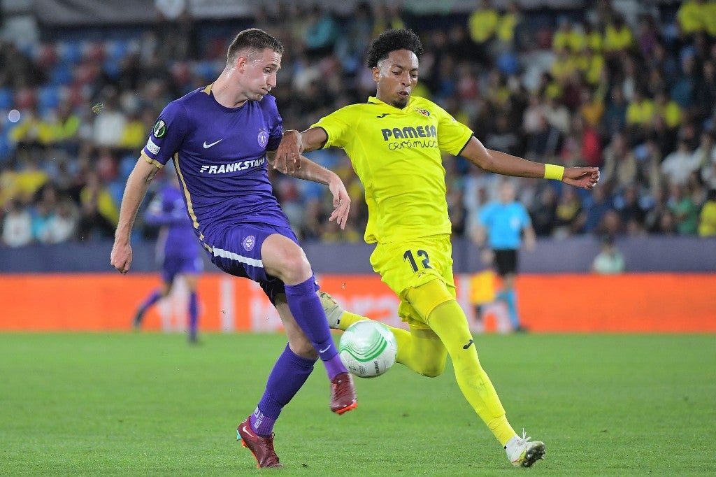 Johan Mojica jugando con Villarreal en la Conference League