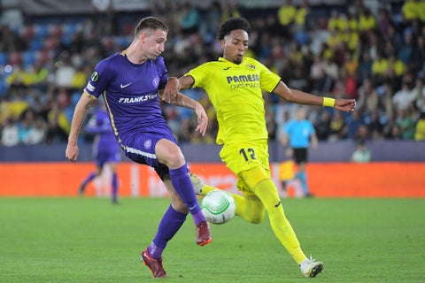 Johan Mojica jugando con Villarreal en la Conference League