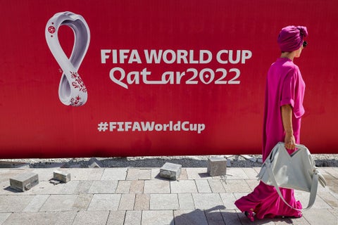 Mujer por una calle de Doha a pocos días del inicio del mundial Qatar 2022