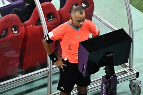 Un árbitro consulta el VAR en un partido de la FIFA
