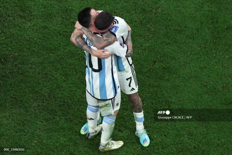 Messi y el casi beso con De Paul en la celebración de Argentina