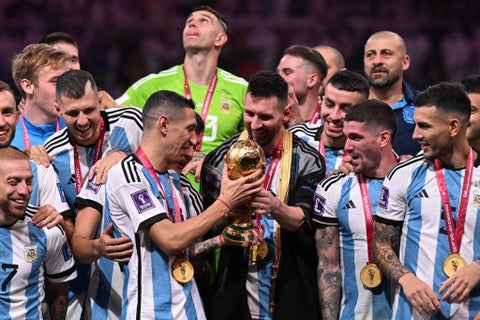 Messi alzando el trofeo de la copa del mundo en Qatar 2022