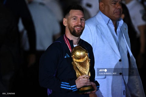 Lionel Messi con el trofeo de la Copa del Mundo