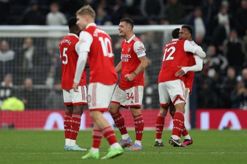 Arsenal quedaría a cinco puntos del Manchester City si le gana al United