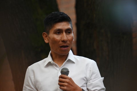 Nairo Quintana en rueda de prensa anunciando que no se retiraba