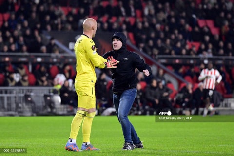 Hincha de PSV que agredió al arquero, pasará 40 años sin entrar al estadio