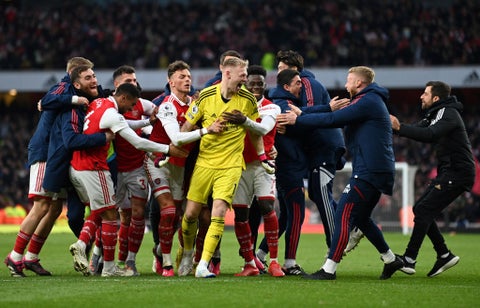 Arsenal remontó y sigue líder de la Premier League